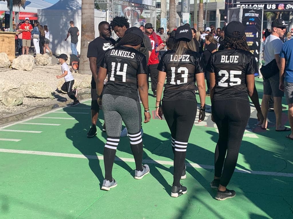 El Fan Fest 2020 del Super Bowl LIV se lleva acabo en Wynwood Market; los aficionados disfrutan de diversas actividades, jueguitos y mucha convivencia familiar.
