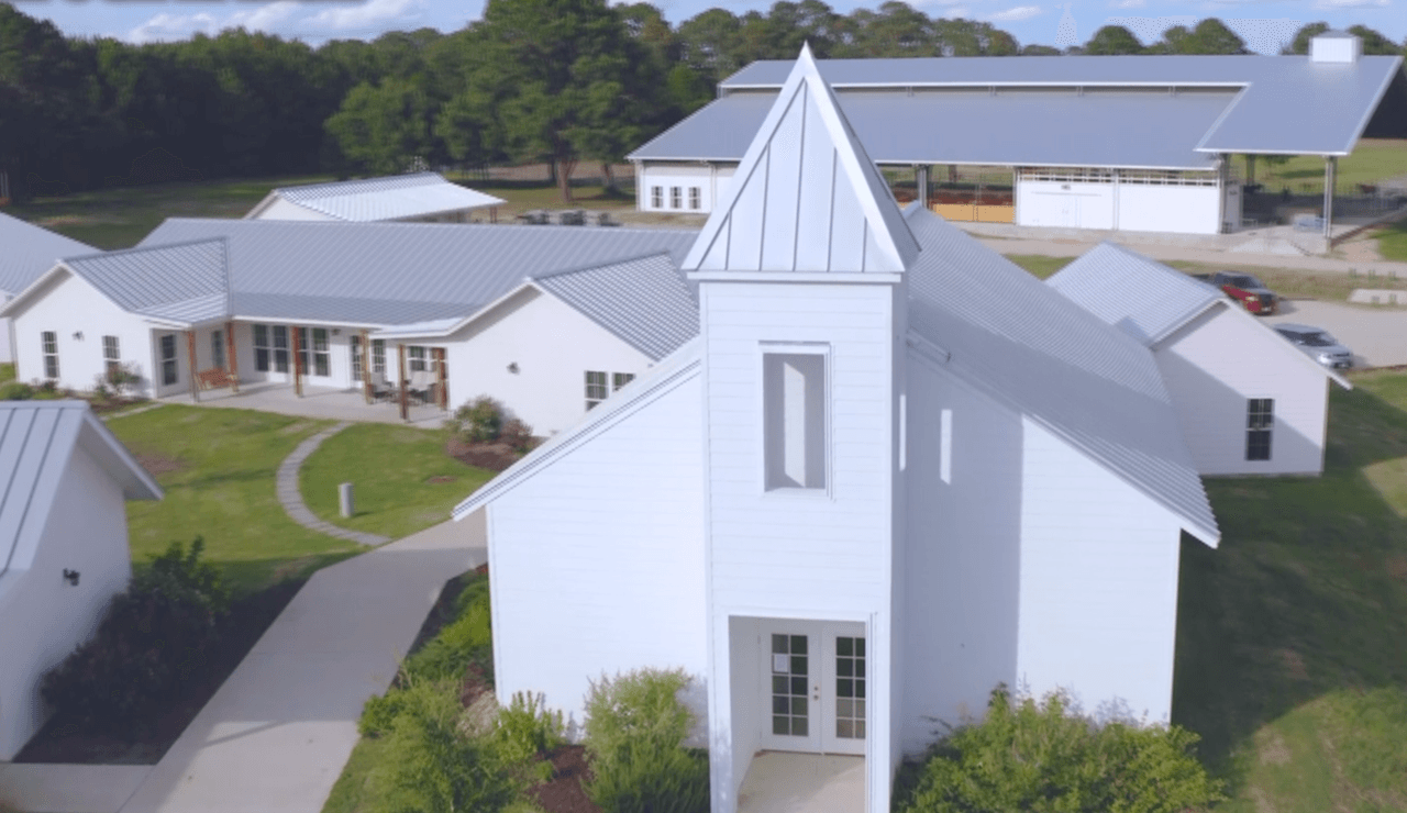 Autoridades de Texas discuten la controversia que rodea refugio de menores víctimas de abusos