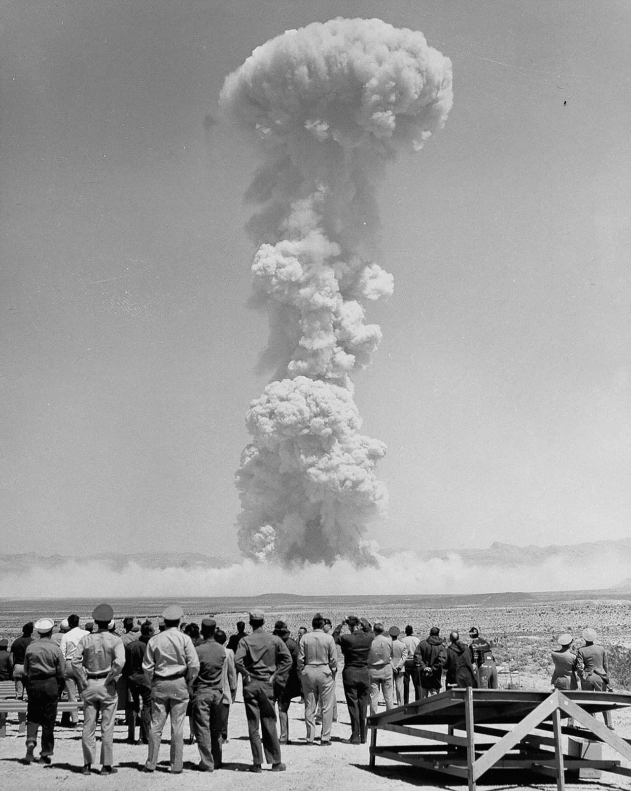 Personal militar observa la detonación del artefacto nuclear ‘Met’, el 15 de abril de 1955, de una capacidad de 22 kt.