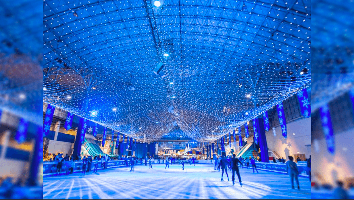 <a href="https://navypier.org/light-up-the-lake/" target="_blank">Navy Pier</a> trae toda la diversión del invierno en el interior, llenando su gigantesco Festival Hall de 170,000 pies cuadrados con una pista de patinaje sobre hielo. La pieza central de
<b>Light Up the Lake </b>tamaño, que incluyen un oso de peluche gigante, un ciervo de 25 pies de altura, un túnel de luz de 60 pies y un árbol de 40 pies. Con más de 600.000 luces, Navy Pier afirma que es "el espectáculo de luces interiores más grande del área". Disponible hasta enero 2.