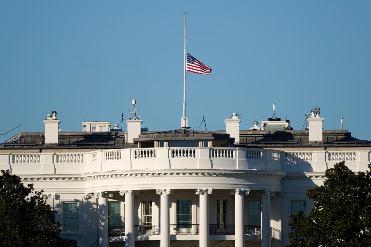 La bandera a media asta este domingo en la Casa Blanca.