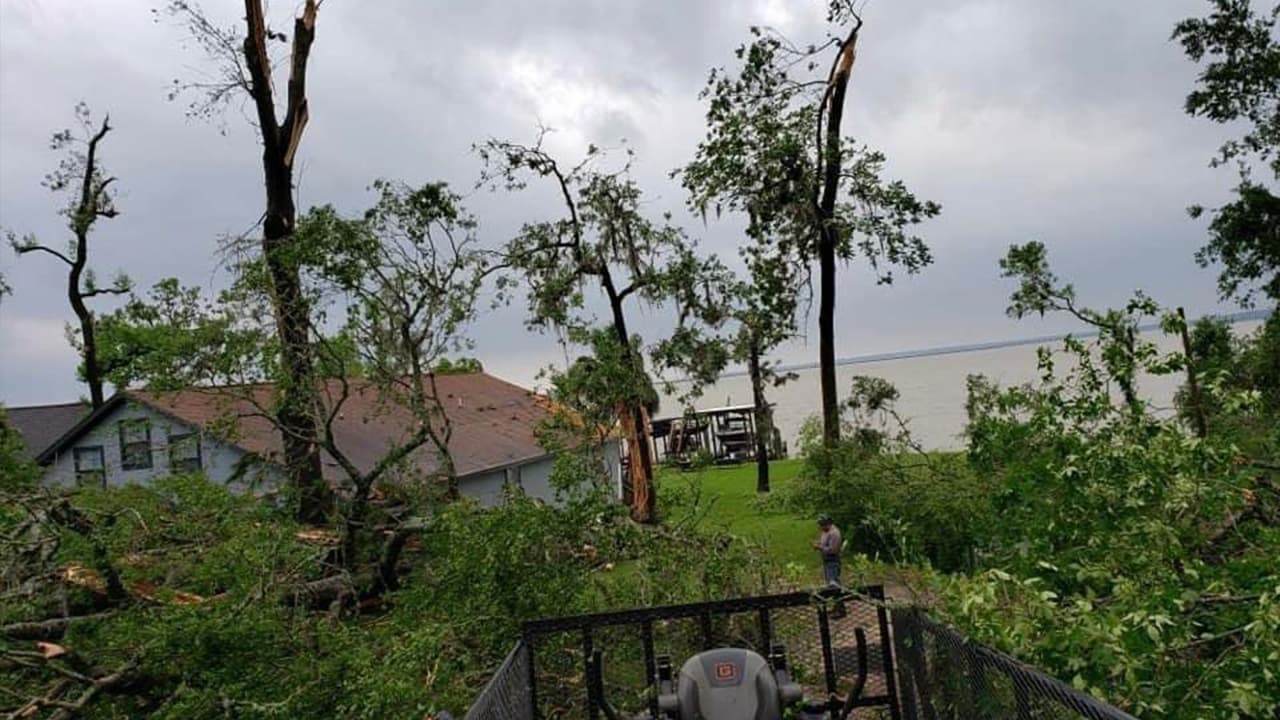 Un tornado ocasionó daños en varias estructuras de la ciudad Onalaska, Texas.