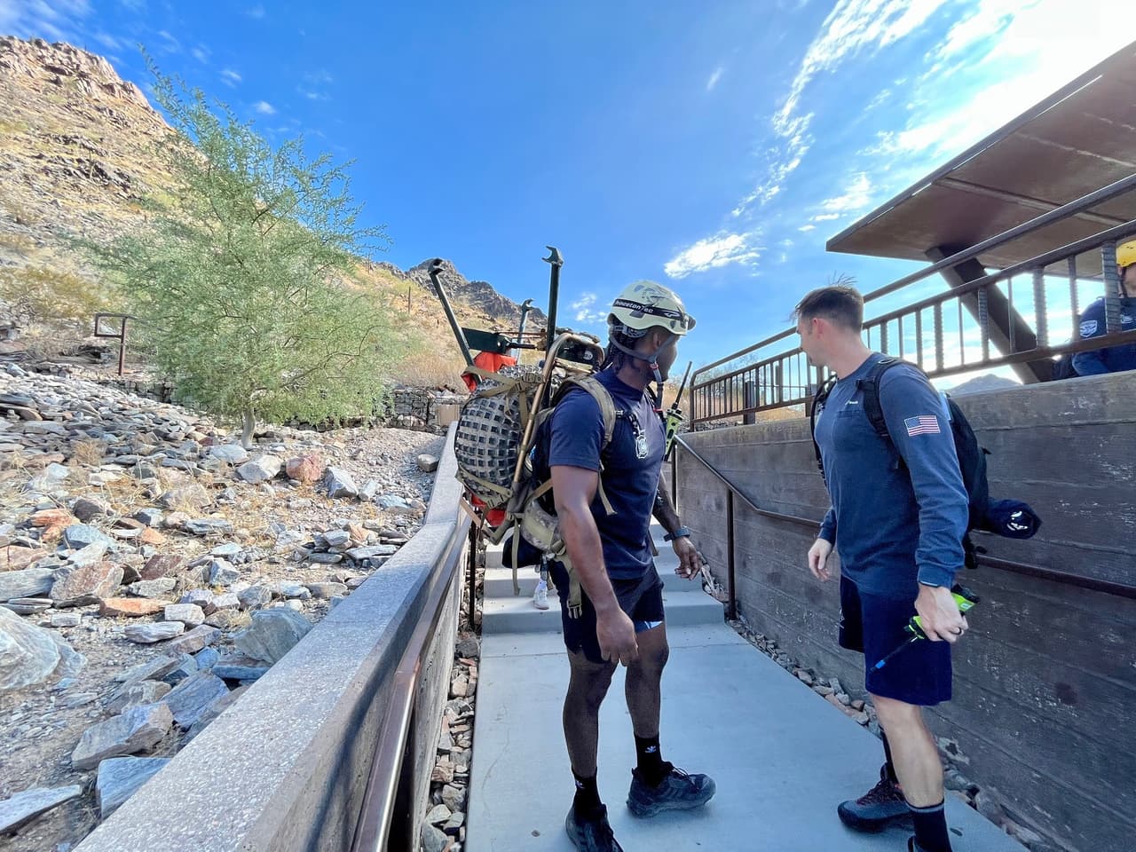 Tras ayudar a la mujer, las cuadrillas volvieron a las labores.