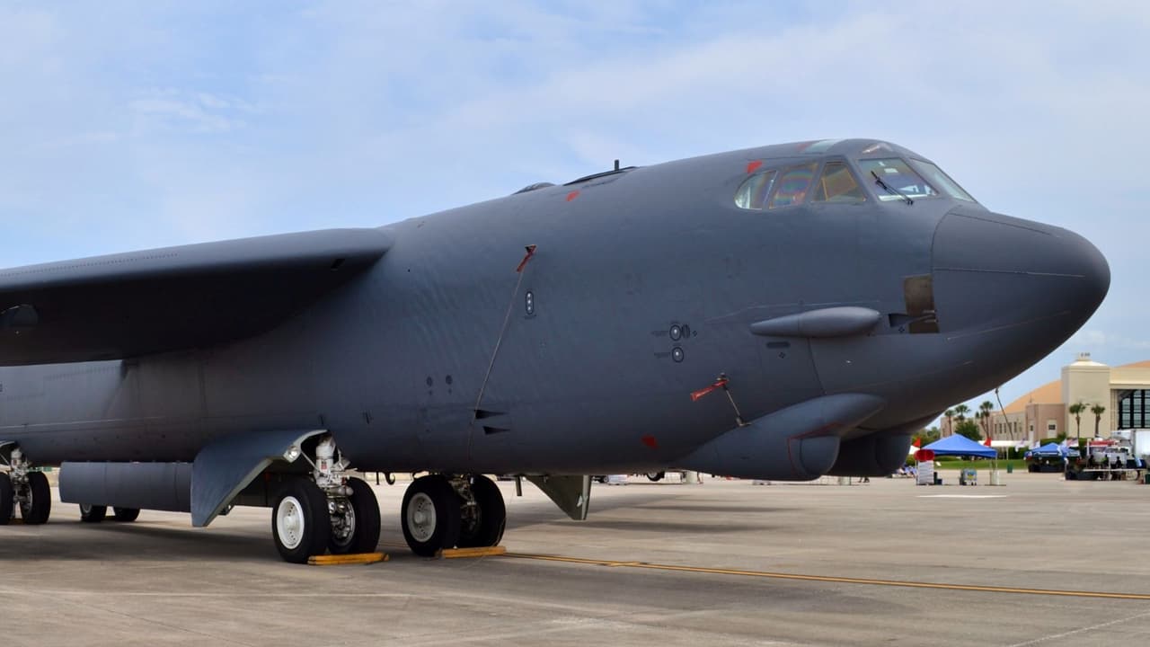 <h3 class="cms-H3-H3">Un anuncio en medio de tensiones internacionales</h3> El aviso también llega en
<b>un momento de mayor atención pública sobre movimientos militares.</b>
<br>En las últimas semanas
<b> <a href="https://www.univision.com/local/dallas-kuvn/noticias/mundo/noticias-iran-actualizaciones-guerra-medio-oriente-ataques-estados-unidos-rusia-viernes-6-marzo-2026" target="_blank">han aumentado las tensiones entre Estados Unidos e Irán en Medio Oriente,</a></b> lo que ha elevado la sensibilidad del público frente a cualquier actividad militar.
<br>Por esa razón, autoridades suelen
<b> informar con anticipación cuando hay ejercicios de gran escala que puedan generar ruido o llamar la atención de la población.</b>