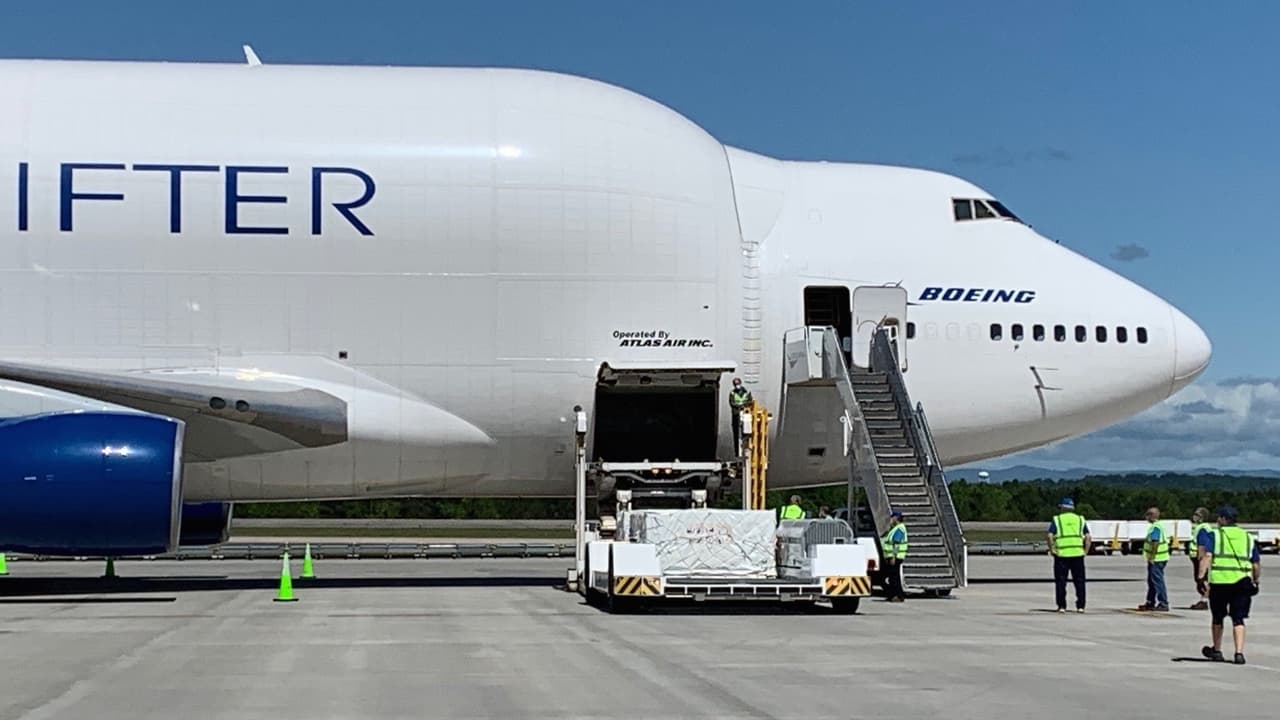 El Boeing 747 Dreamlifter trajo medio millón de máscaras faciales para los estudiantes y profesores de las escuelas de Utah.