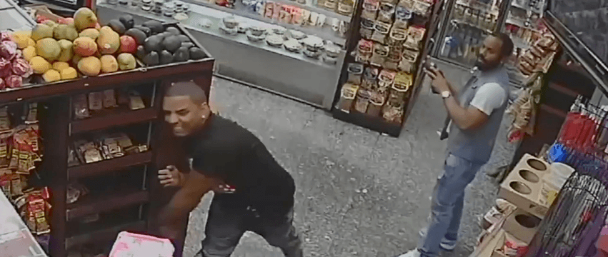 Agresión contra hombre que no sabía inglés