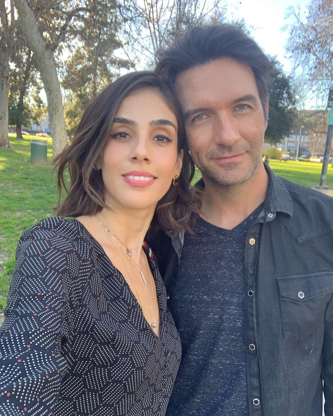 Según las declaraciones de Echeverría hechas recientemente en Twitter, ella
<b>está felizmente casada</b> con el músico y cantante
<b> Leonardo de Lozanne</b>, vocalista de la agrupación Fobia.
<br>