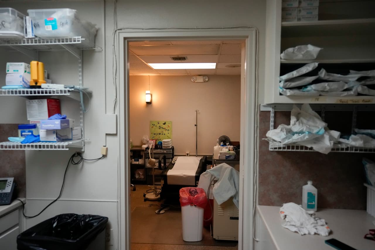 Antes de que la ley texana entrara en vigencia,
<b>alrededor del 20% de sus clientes eran de Texas</b>, principalmente la parte este del estado cerca de una región de tres estados llamada Ark-La-Tex (por los límites entre Arkansas, Louisiana y Texas), una región de aproximadamente 1.5 millones de personas. Shreveport se sitúa en el centro geográfico de la región. Ahora, el número está más cerca del 60%, y las mujeres vienen a cientos de millas de Austin,
<a href="https://www.univision.com/temas/houston">Houston</a> o San Antonio, según los administradores de la clínica.