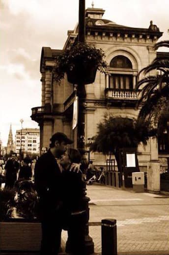 Karla y Emerson derramando amor por las calles de San Sebastián.