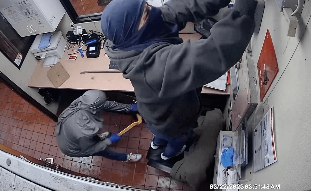 Después arrancaron el sistema de alarma e intentaron arrancar la caja fuerte, pero no pudieron. Los sujetos huyeron dejando daños por $1,500.