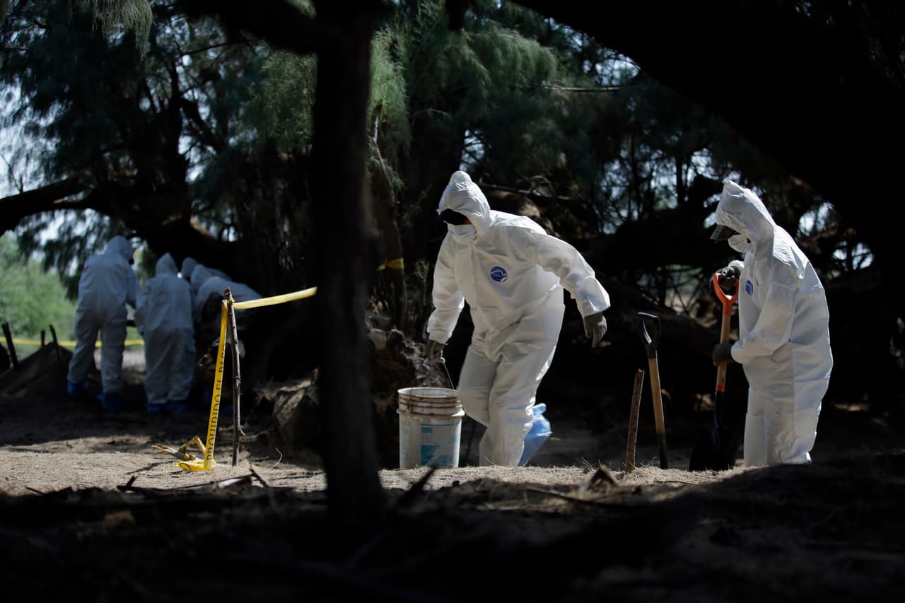 Un equipo forense trabaja en una fosa clandestina de Torreón, Coahuila. (Imagen de archivo)
