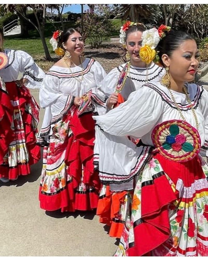 <b>Música y Baile:</b> La música y el baile fueron elementos esenciales de la celebración. Desde los ritmos vibrantes de la salsa hasta los movimientos de la cumbia y el samba, la diversidad cultural de Latinoamérica se hizo evidente en la pista de baile improvisada, donde los asistentes se unieron para celebrar con alegría.