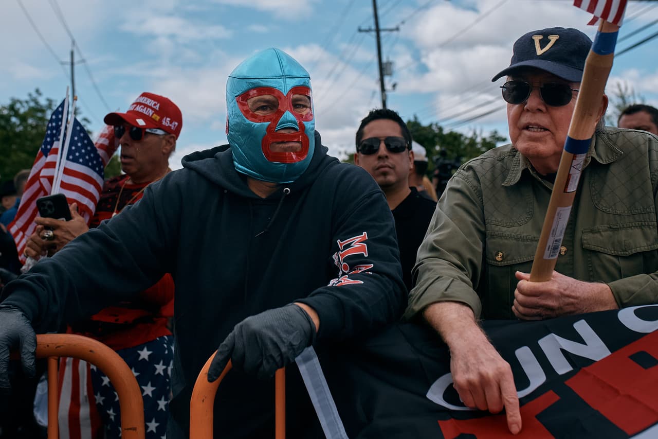 Algunos manifestantes se congregaron frente al centro de detención Delaney Hall, en Newark, Nueva Jersey, donde destacó un asistente que portaba una máscara de lucha libre durante la protesta.