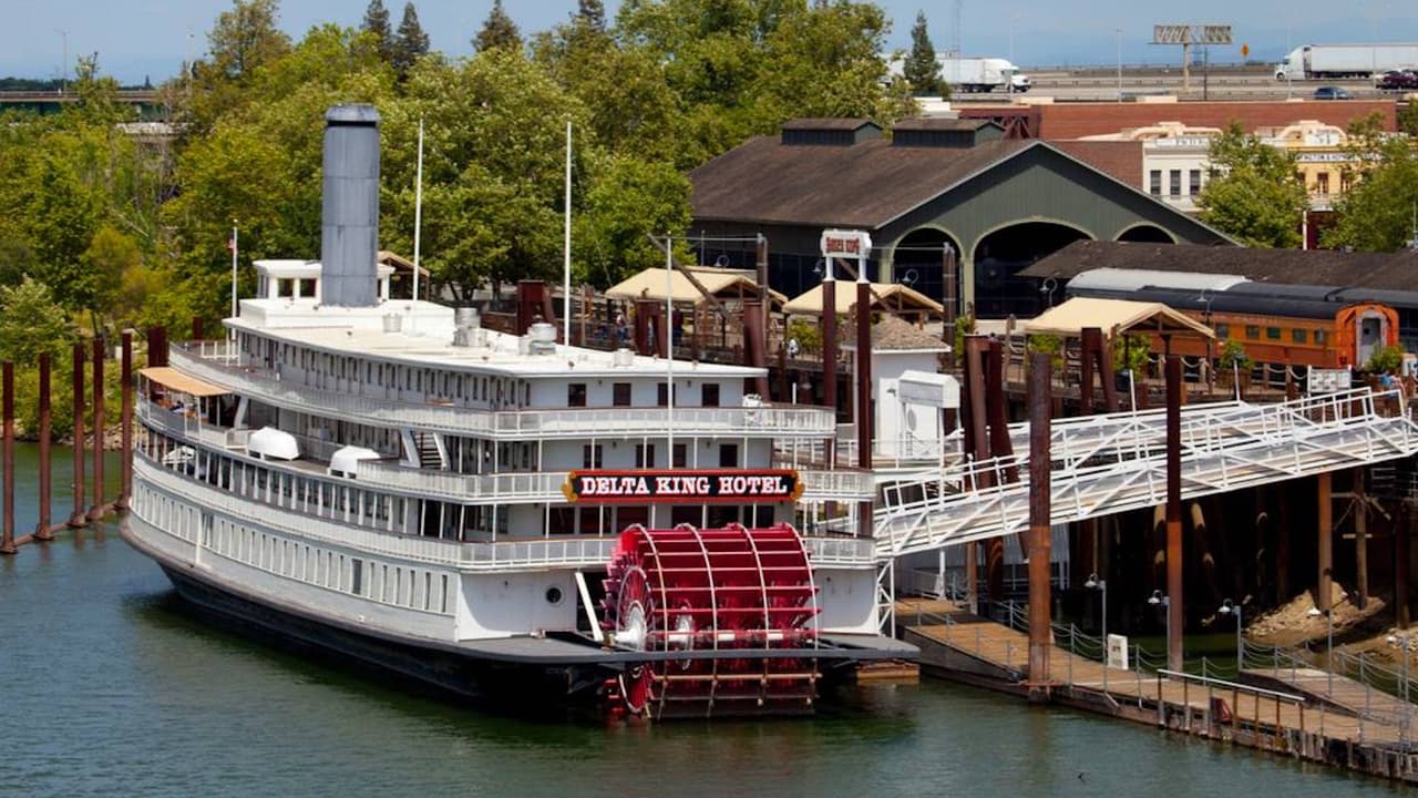 <b>New Year’s Eve Dinner on the Delta King</b>
<br>Celebre el Año Nuevo en el galardonado restaurante Pilothouse con una deliciosa cena de cuatro platos y un concierto privado con la Pacific Standard Jazz Orchestra.
<br>
<a href="https://www.deltaking.com/upcomingevents" target="_blank">Delta King Riverboat</a>
<br>31 de diciembre, 5:00 pm