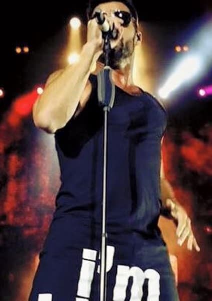 No descansa y le fascina trabajar para hacer felices a miles con su música.