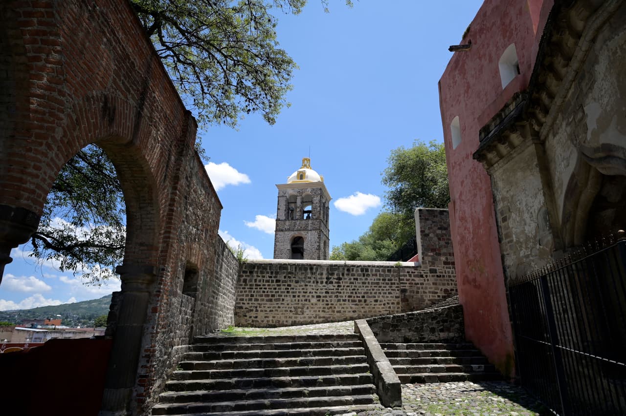 <b>Conjunto Franciscano del Monasterio y Catedral de Nuestra Señora de la Asunción de Tlaxcala, México</b>
<br>
<br>Este conjunto es uno de los primeros cinco monasterios establecidos por frailes franciscanos, dominicos y agustinos para la colonización y evangelización de los territorios del norte de México.
<br>
<br>De los cinco monasterios, solo tres siguen en pie y los otros dos ya están inscritos en la Lista del Patrimonio Mundial. “El conjunto de edificios de Tlaxcala proporciona un ejemplo del modelo arquitectónico y las soluciones espaciales desarrolladas en respuesta a un nuevo contexto cultural”, dice la UNESCO sobre este lugar.