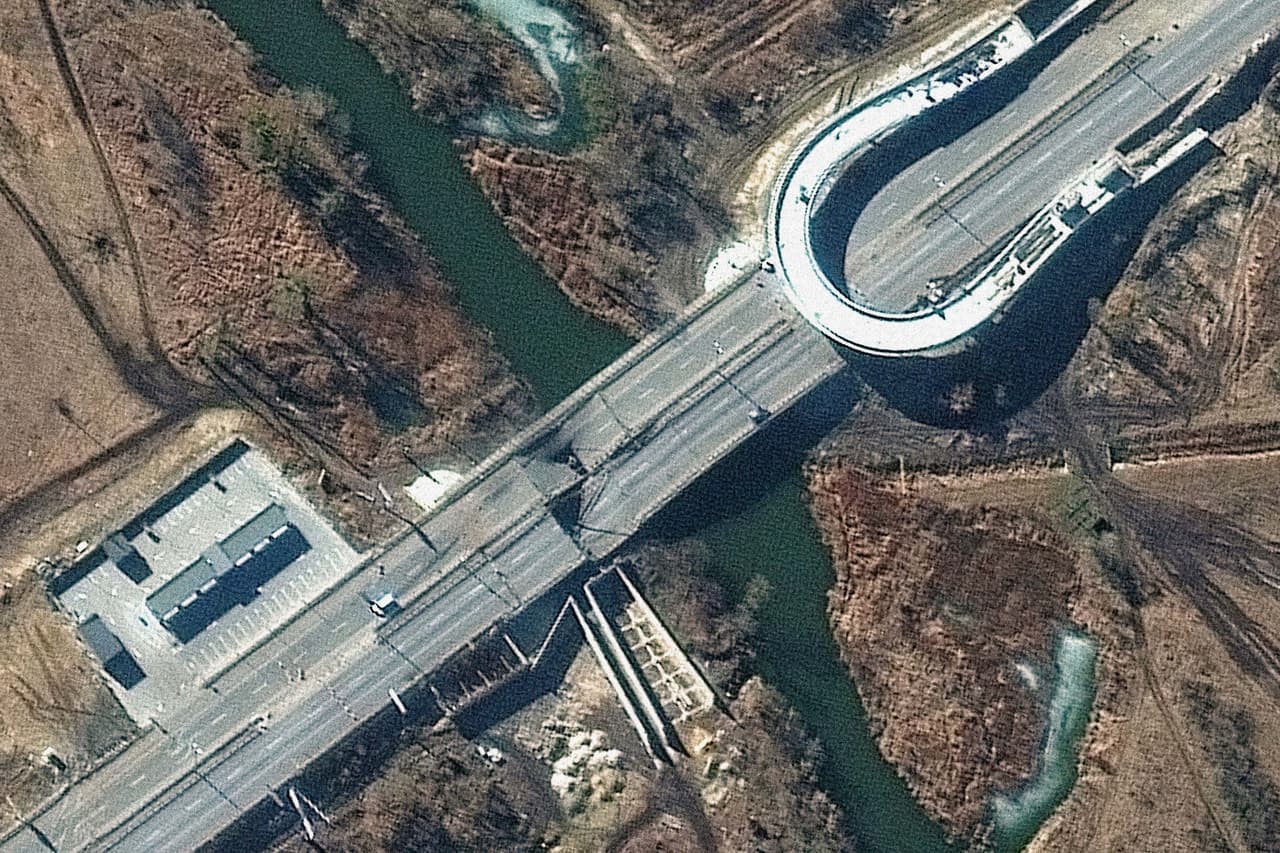 Un puente destruido en Stoyanka, a las afueras de Kiev, el 28 de febrero. Mientras Rusia incrementó los disparos de artillería sobre Járkov, la segunda ciudad más importante de Ucrania, la huida de ciudadanos por las fronteras del oeste del país continúa aumentando.
<br>
<br>
<a href="https://www.univision.com/noticias/mundo/mortifero-ataque-ruso-jarkov-ucrania-misil-fotos"><u>Vea aquí las fotos del mortífero bombardeo contra Járkov, la ciudad que se convirtió en uno de los epicentros de la invasión rusa</u></a>
<br>