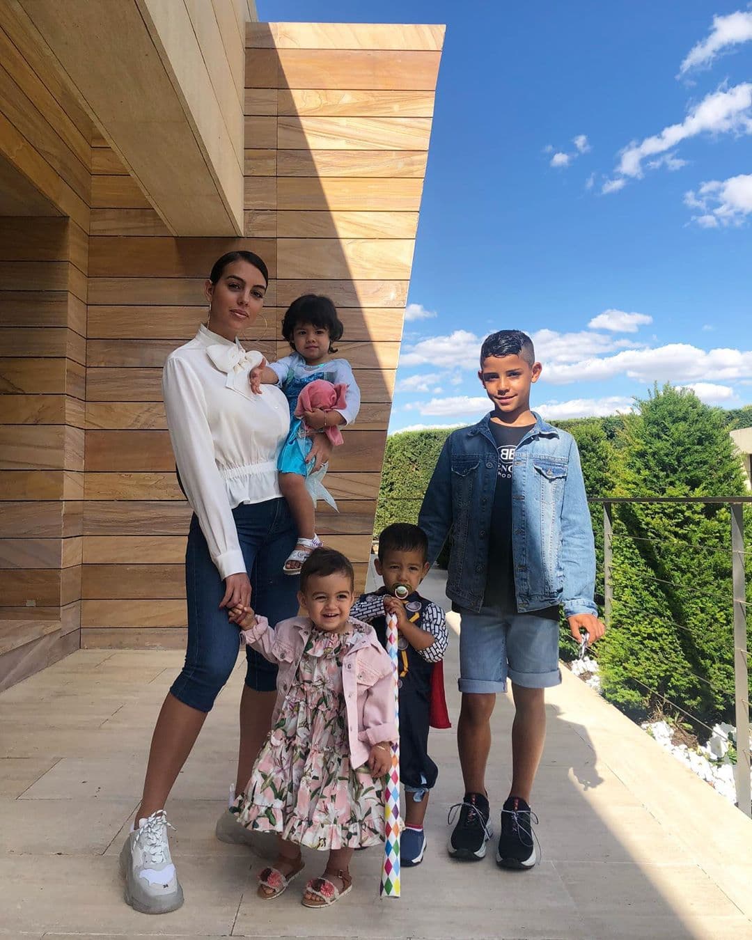 El pasado 5 de junio los gemelos de Cristiano Ronaldo y Georgina Rodríguez cumplieron dos años y lo celebraron con una divertida fiesta infantil.
<br>