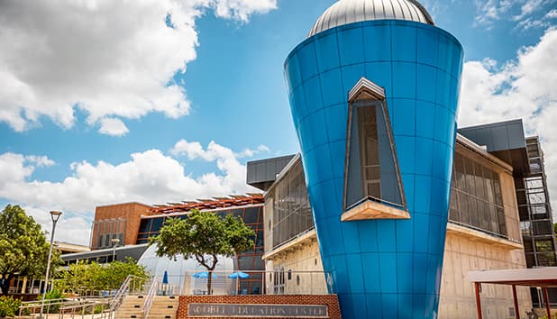 <b>Scobee Education Center eclipse viewing party</b>
<br>
<br>📍Dónde: Scobee Education Center
<br>
<br>⏰ Horario: 14 de octubre, 10:00 a 12:00 horas
<br>
<br>Evento gratuito para ver el eclipse, participar en actividades educativas y recibir lentes especiales para verlo. Habrá food trucks y otros vendedores. Habrá presentadores que describirán el eclipse conforme vaya ocurriendo