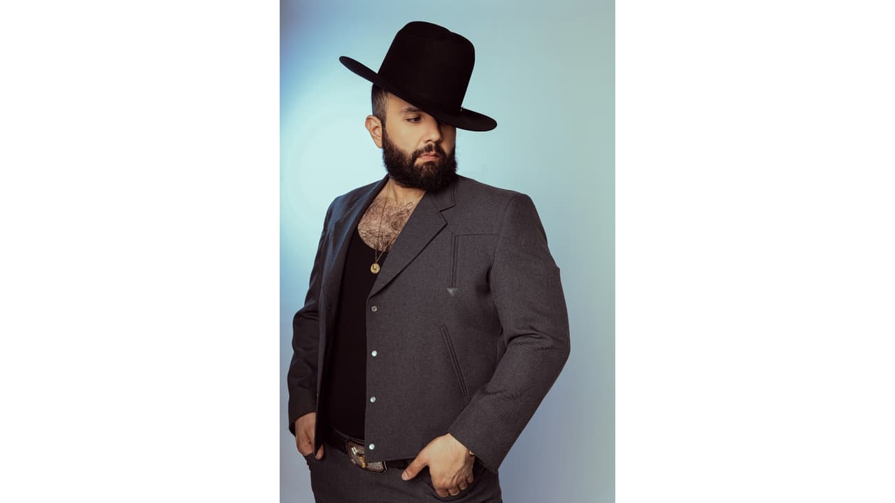 Carín León cantará en Premio Lo Nuestro 2026