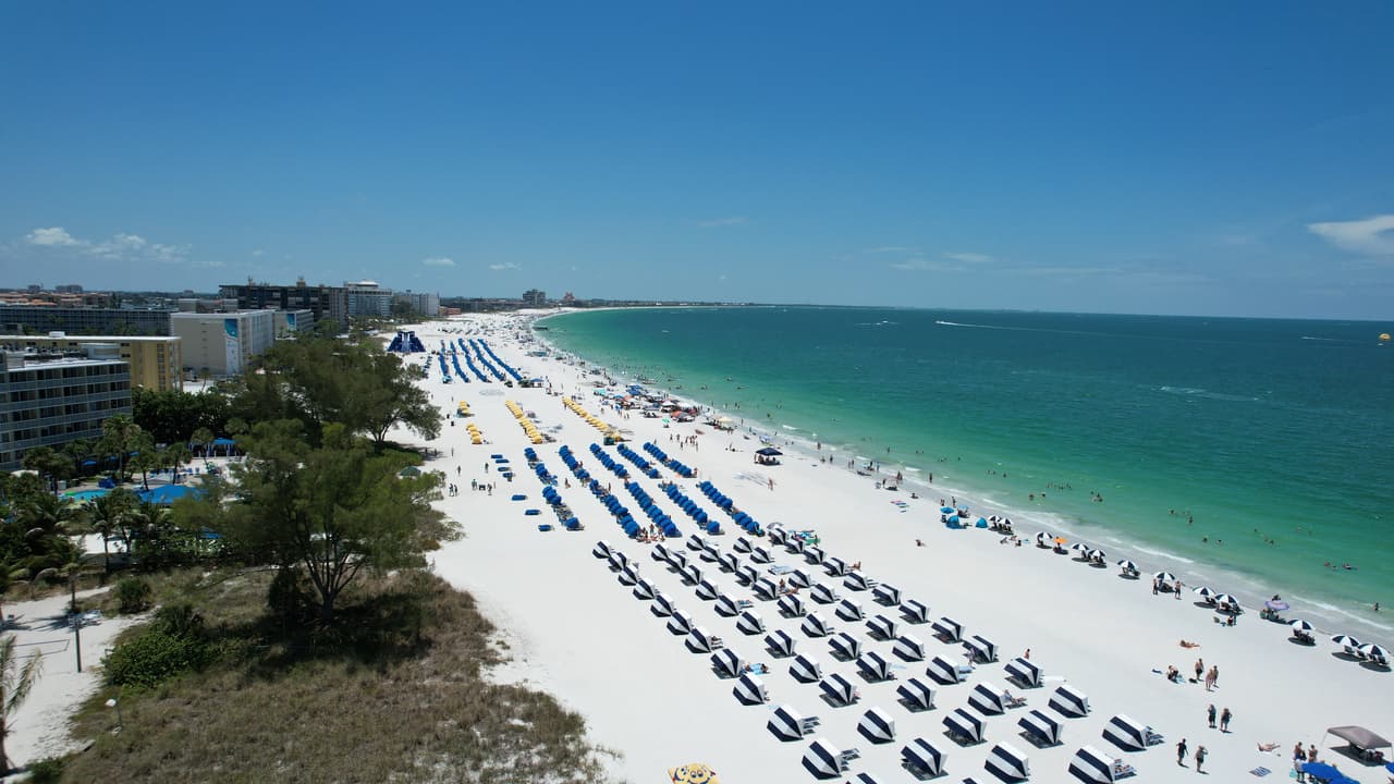 <b>Puesto 22. St. Pete Beach. Ciudad de St. Pete Beach, Florida.</b>
<br>
<br>Esta playa fue la elegida por los viajeros de TripAdvisor como
<a href="https://www.univision.com/noticias/trending/estas-son-25-mejores-playas-eeuu-segun-sus-visitantes-fotos" target="_blank">la playa número 1 más bonita de EEUU en 2021</a>. "Las playas de St. Pete y Clearwater tienen arenas blancas y suaves y aguas cálidas.