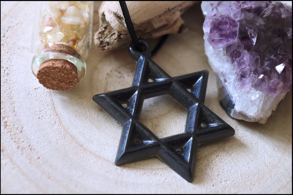 <h3 class="cms-H3-H3">Sello de Salomón</h3>
<br>Este es un símbolo de la geometría sagrada y es representado por una estrella de seis puntas formada por dos triángulos uno apuntando hacia arriba y el otro hacia abajo.
<br>
<br>