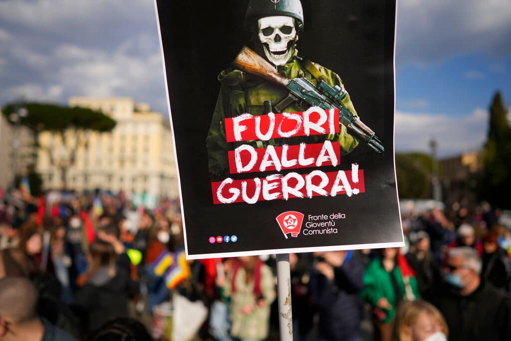 <b>Italia</b>
<br>La gente sostiene una pancarta que dice: "Fuera de la guerra", durante una fanifestación por la paz y contra la invasión rusa de Ucrania, en Roma, el sábado 5 de marzo de 2022.