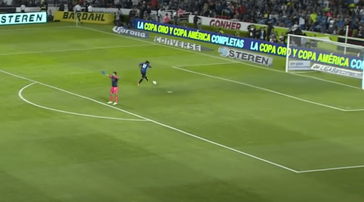 Ronaldinho concluyó su obra y metió el balón al fondo de la redes.