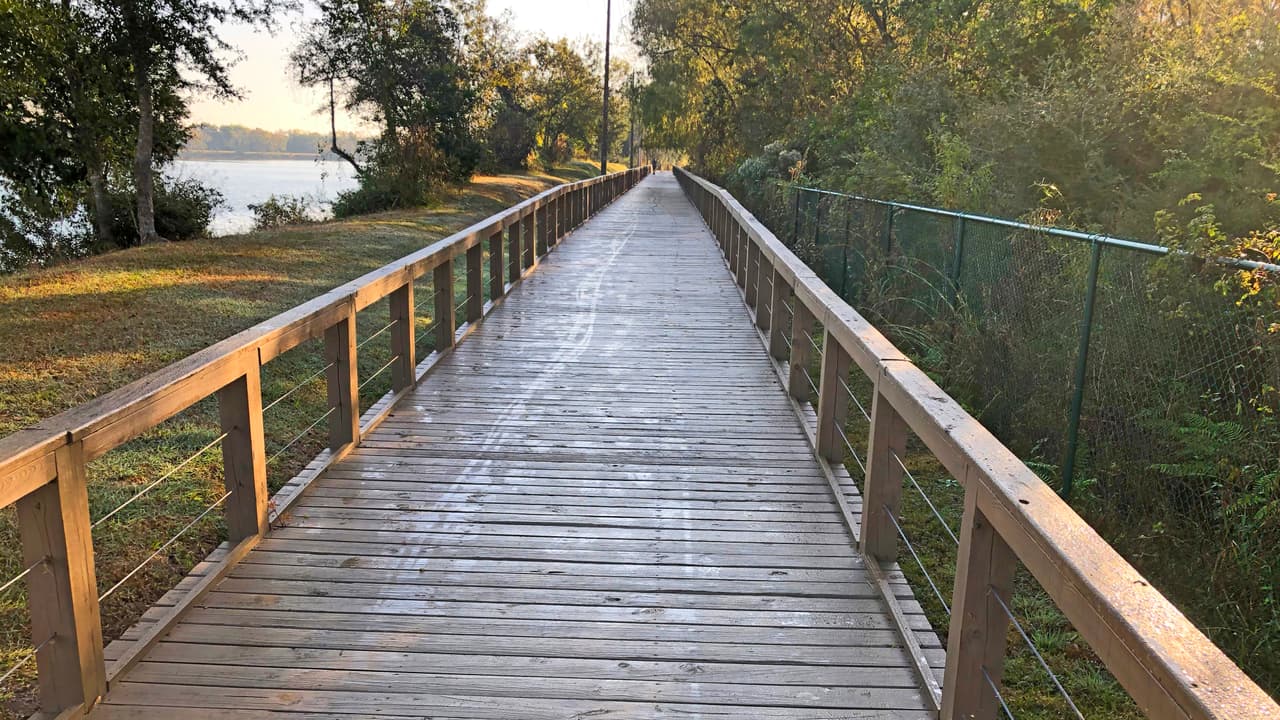 En el sendero alrededor del lago hay un extenso puente de madera que facilita el recorrido sobre la parte más pantanosa del lugar.