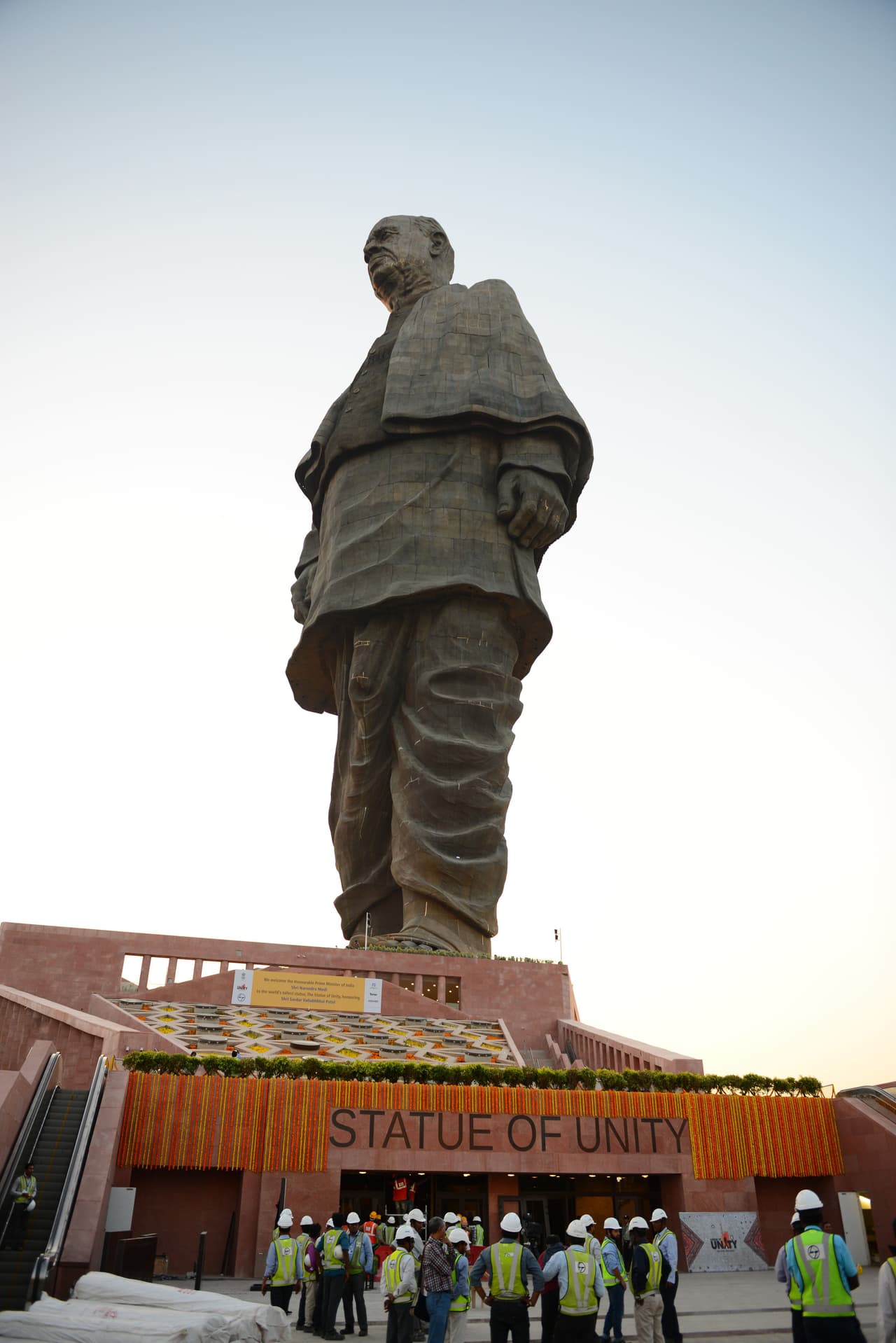 Miles de policías custodiaron la inauguración de la estatua que no se hace ausente de polémica.
<b>Su estrambótico costo, 29.8 miles de millones de rupias, que son más o menos $403 millones de dólares,</b> ha indignado a muchos ciudadanos que consideran que había mejores formas de homenajear al hombre que creyó en India como un país libre.