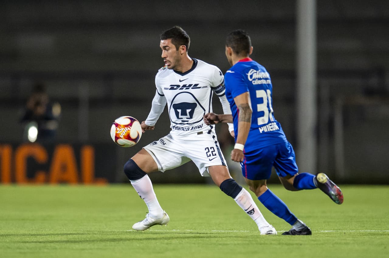 Con gol de Jonathan Rodríguez desde los once pasos, Cruz Azul sale victorioso en su visita a los Pumas 0-1. Cruz Azul retoma el liderato y los Pumas continúan hundidos entre los últimos puestos del torneo.