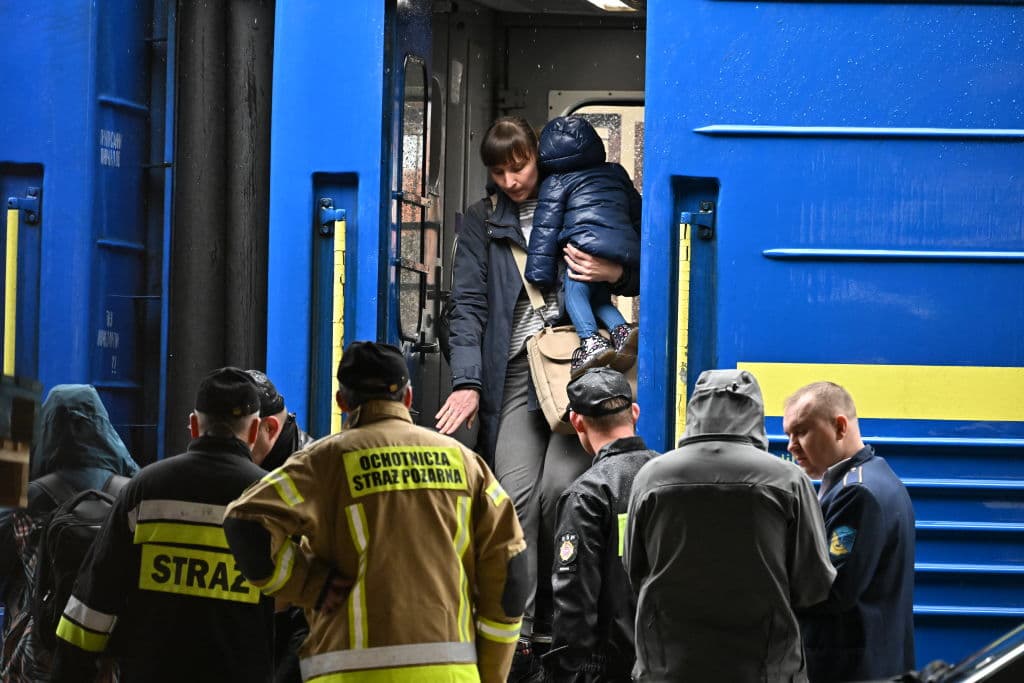 Unicef calcula que desde el 24 de febrero más de tres millones de niños ucranianos han sido desplazados. Para el 24 de marzo,
<b>un aproximado de 1.8 millones de niños habían cruzado a Polonia, Rumania, Moldova, Eslovaquia, Hungría</b> y otros países.