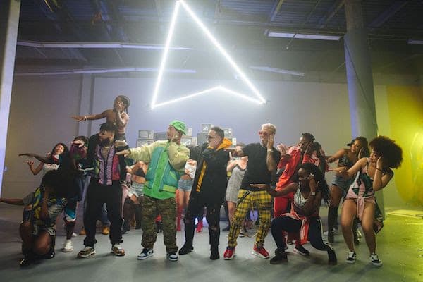 Los reguetoneros estuvieron, como ya es costumbre en sus videos, acompañados de decenas de bailarines de diversas nacionalidades.