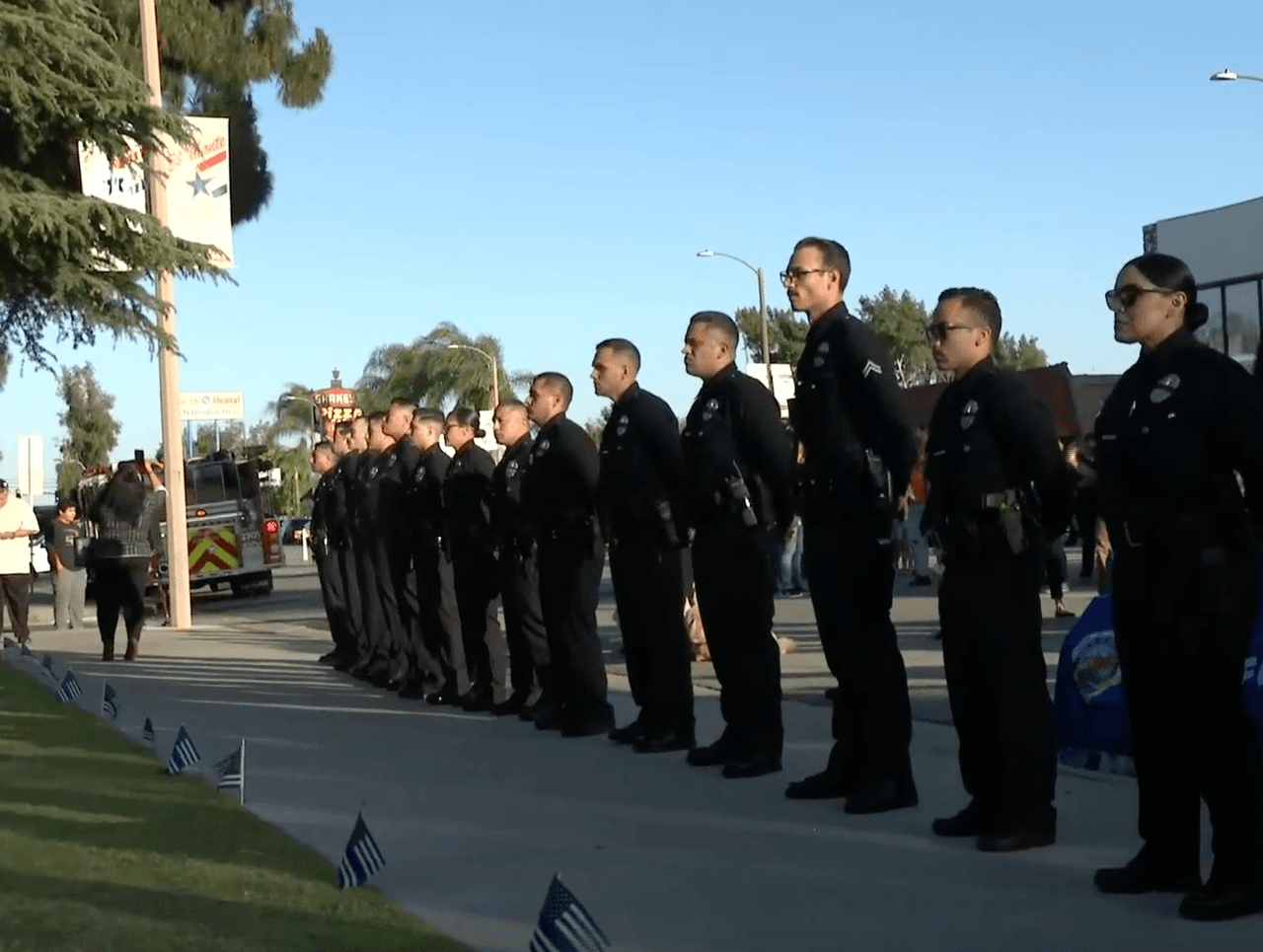 “Mi vida está destrozada”, dijo Olga García, madre del oficial Santana, dando las gracias a todas las personas que llegaron con demostraciones de cariño y apoyo para su hijo.