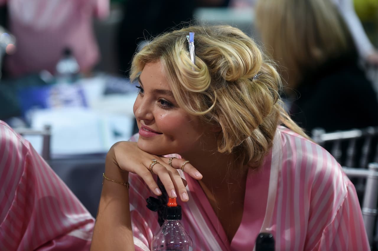 Rachel Hilbert preparando su cabellera para lucir espectacular.