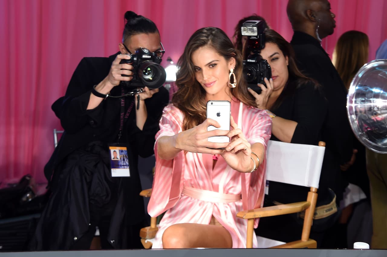 Estas bellas también son adictas a los selfies. Izabel Goulart posando para su cámara.