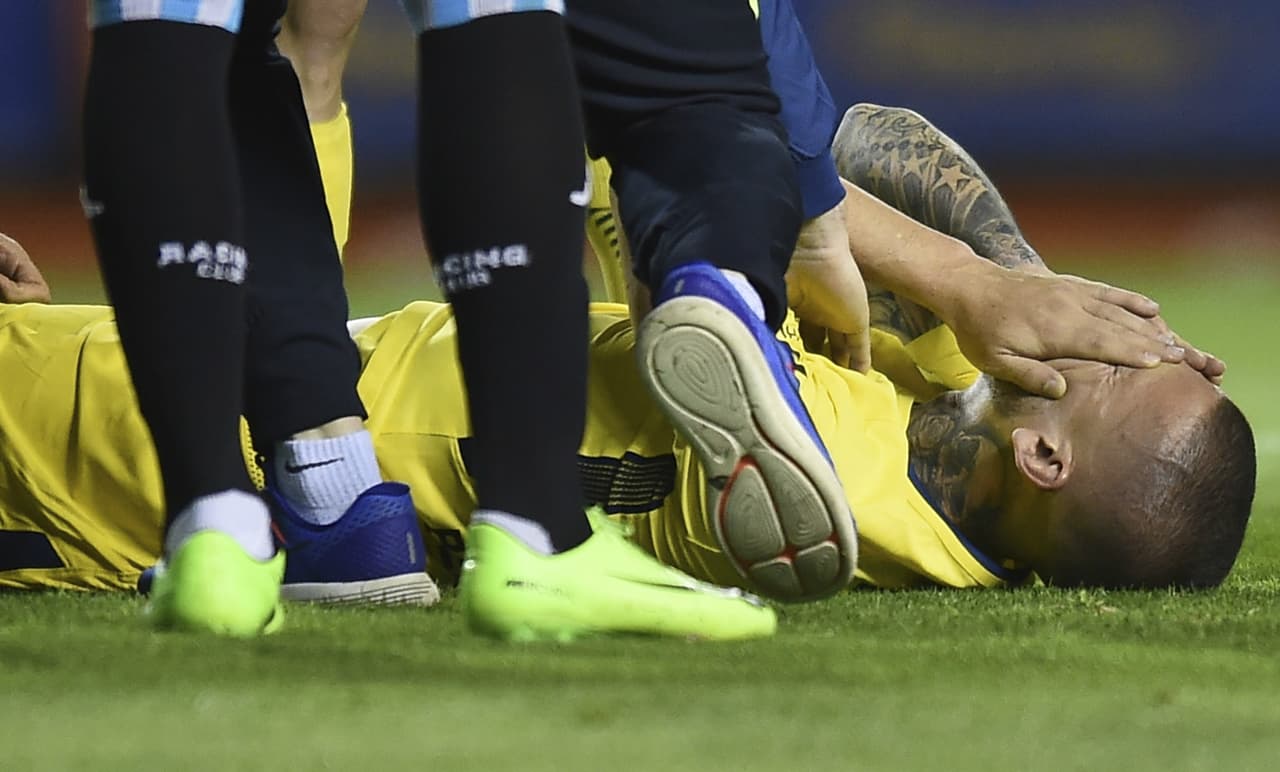 Darío Benedetto se rompió los ligamentos cruzados de la rodilla derecha