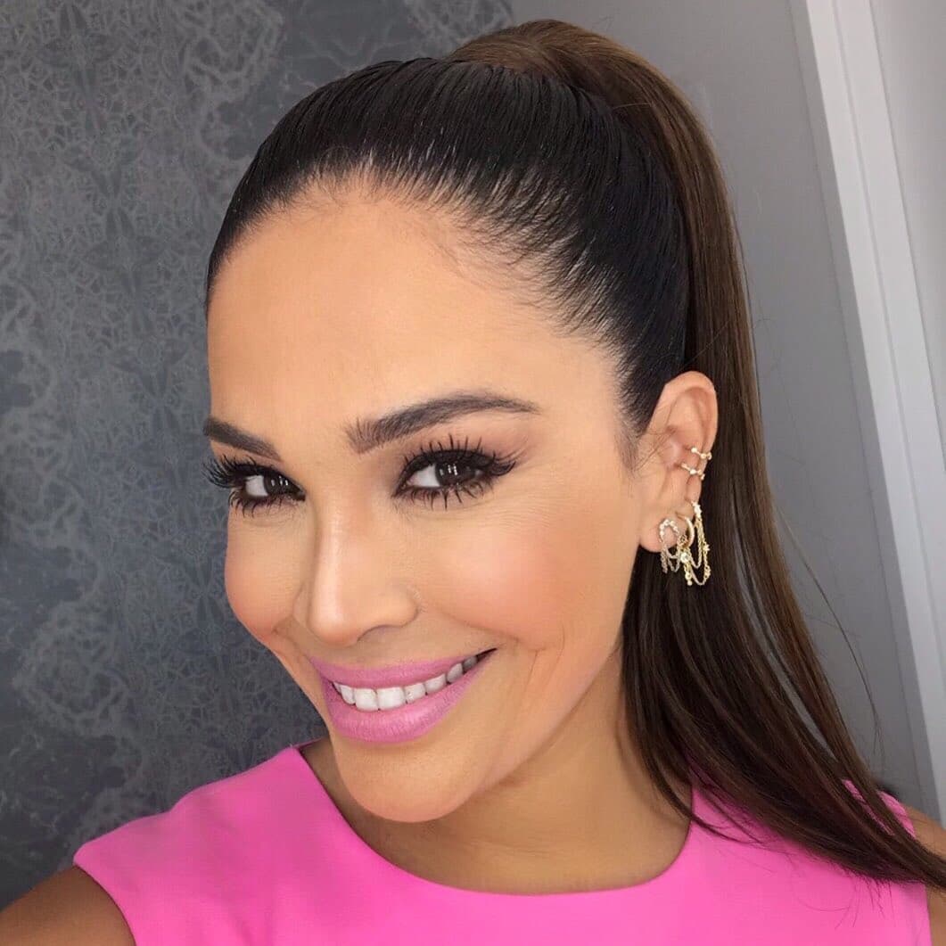 Los labios también pueden ir de color rosa. Puedes empezar con un color claro como este que está usando Karla.