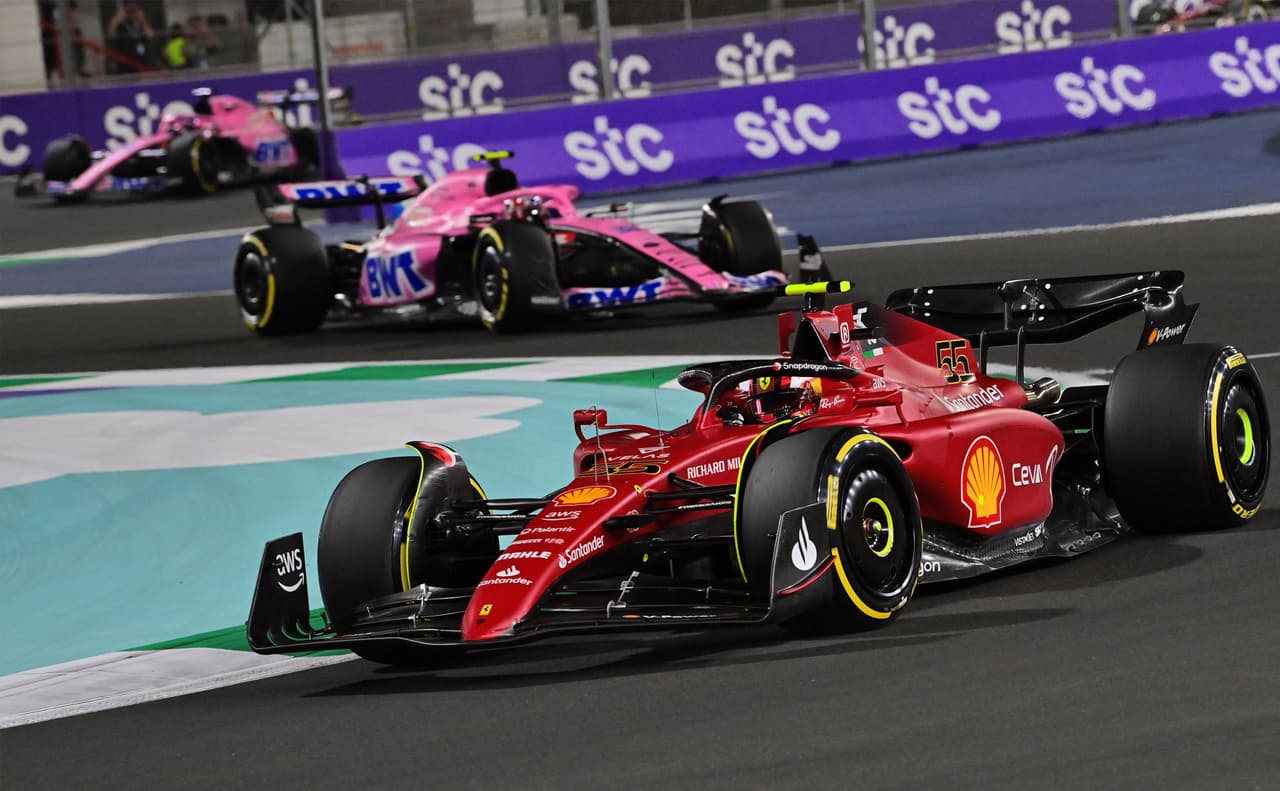 Max Verstappen fue el gran vencedor del GP de Arabia Saudita de la Fórmula 1 sobre Ferrari; Sergio Pérez sufrió una mala estrategia y qued´´o en cuarto tras iniciar en primer lugar.