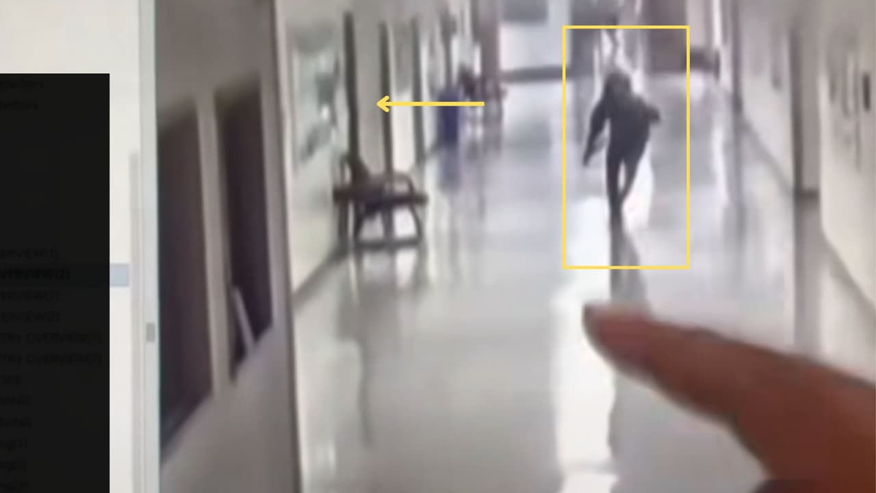 El estudiante logra levantarse y corre hacia un pasillo a la izquierda de la pantalla, mientras
<b>el joven con la capucha huye en dirección contraria. </b>