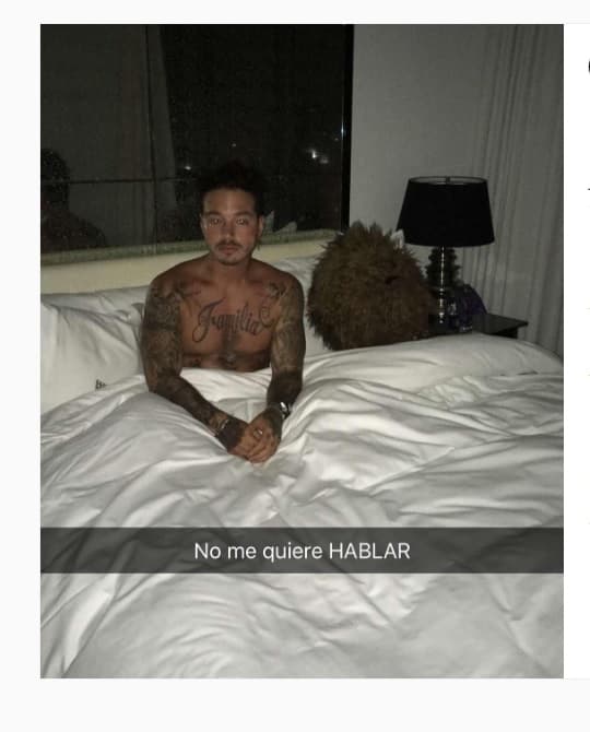 También J Balvin ha bromeado desde su cama.