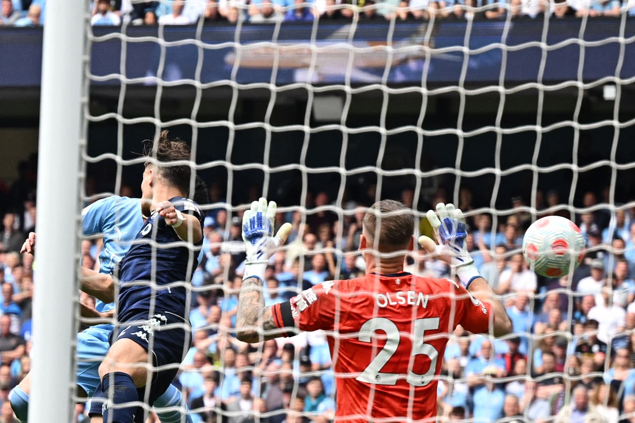 Así vivieron jugadores y aficionados tanto del Manchester City como del Liverpool la última jornada de la Premier, en la que los Citizens se alzaron con el título y los Reds soñaron con el campeonato y se quedaron muy cerca.