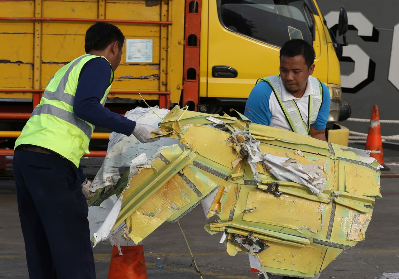 El dispositivo localizado el jueves pasado es el que contiene los datos de vuelo, instalado en la cola de la nave, y el que falta es el otro, el que va colocado en el morro.