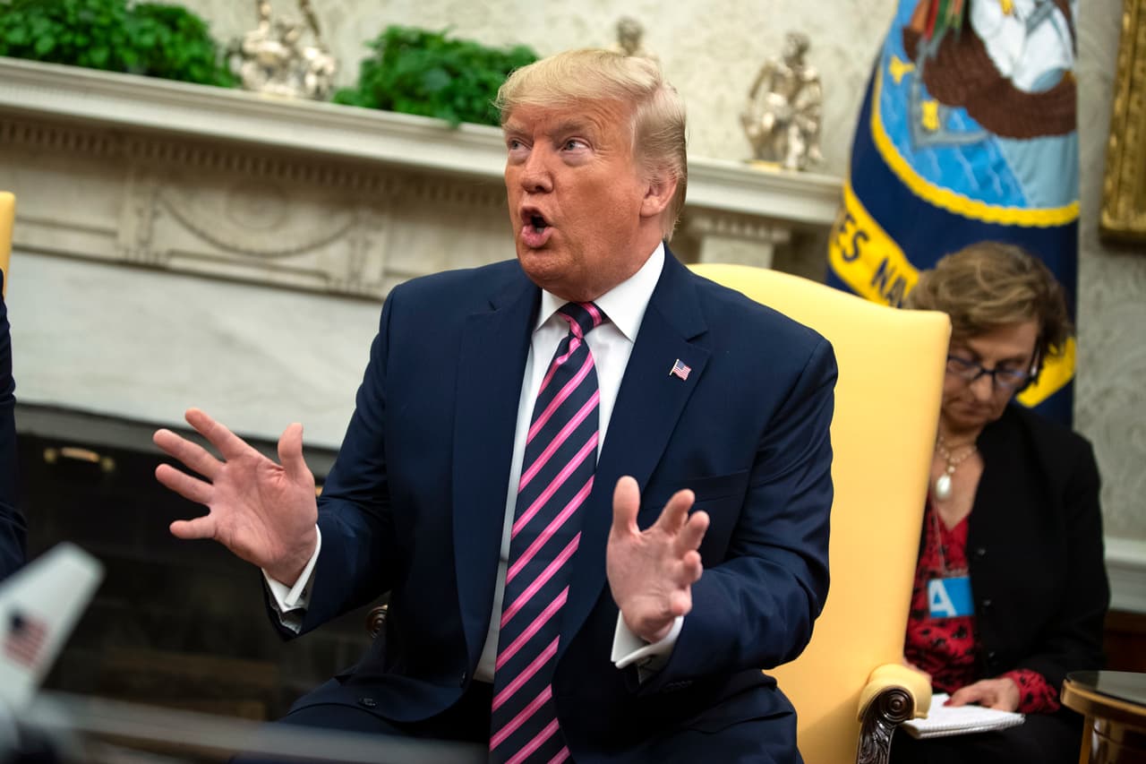 Trump responde las preguntas de los reporteros en la Casa Blanca acompañado por el presidente de Paraguay, Mario Abdo Benítez.