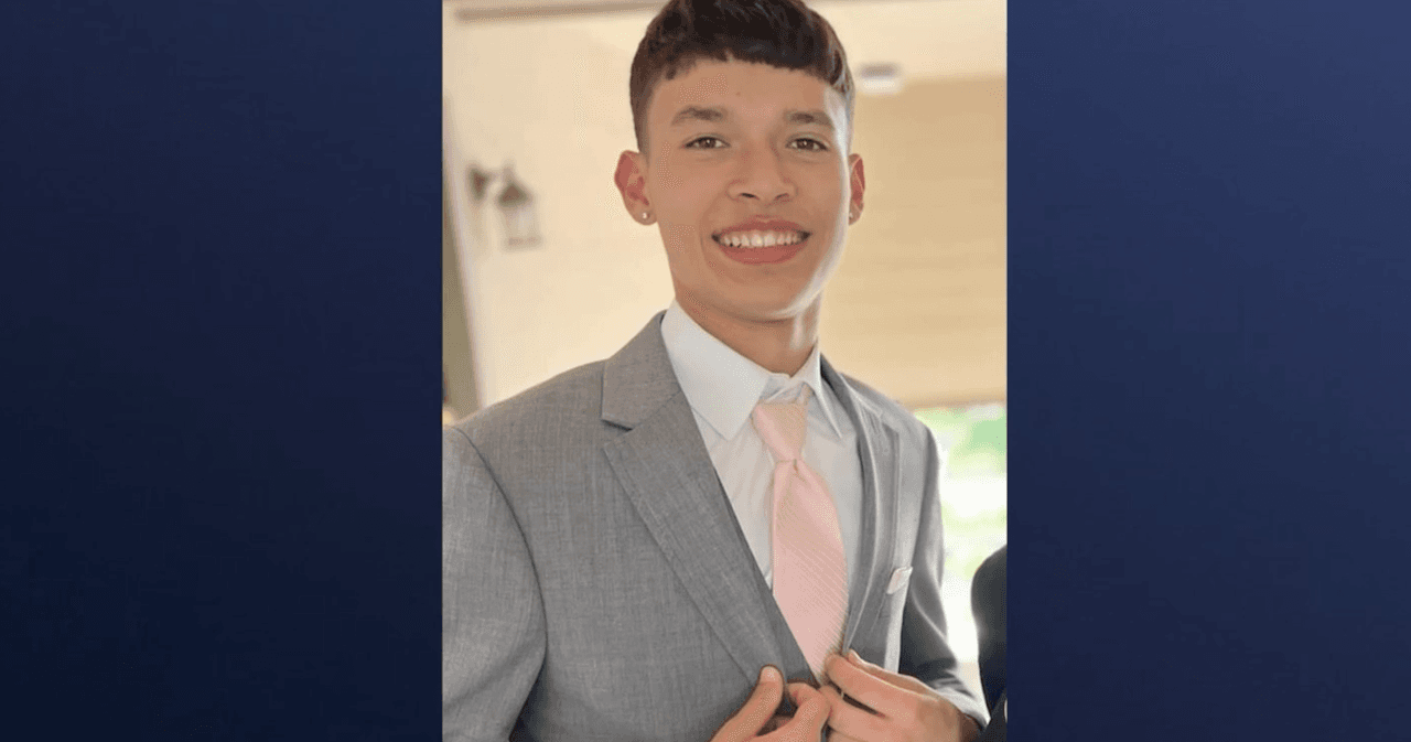 Los documentos judiciales indican que Ramírez fue transportado al hospital en estado crítico y murió horas más tarde.