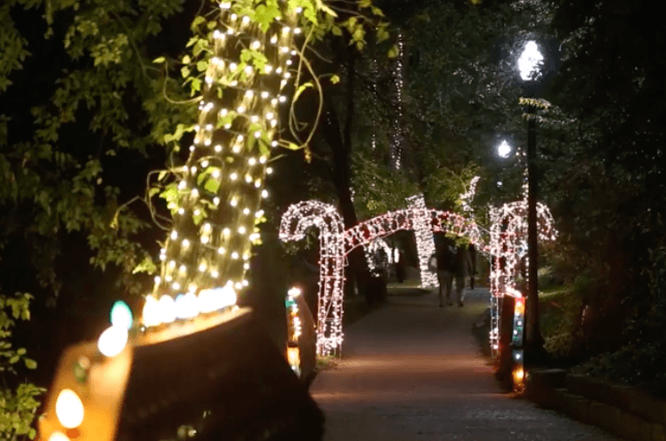 <b>Bastrop River of Lights</b>
<b>Ubicación: </b>1200 Willow St, Bastrop, TX 78602
<br>La comunidad de Bastrop invita a disfrutar del Río de las Luces que cuenta con numerosas exhibiciones iluminadas en una variedad de temas de temporada que bordean el pintoresco paseo por el río June Hill Pape de Bastrop.