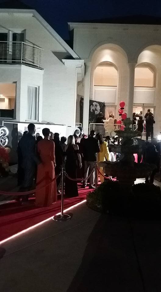 Este es un aspecto de las largas filas de invitados que durante la tarde y parte de la noche arribaron a felicitar a Mr. Jackson.