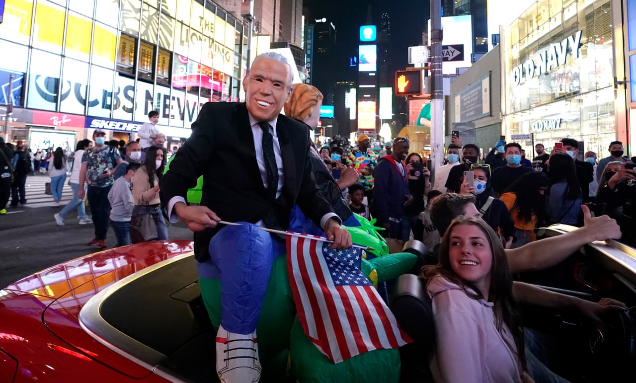 En el Times Square en New York el ambiente este sábado fue similar a la emoción de las fiestas de año nuevo.