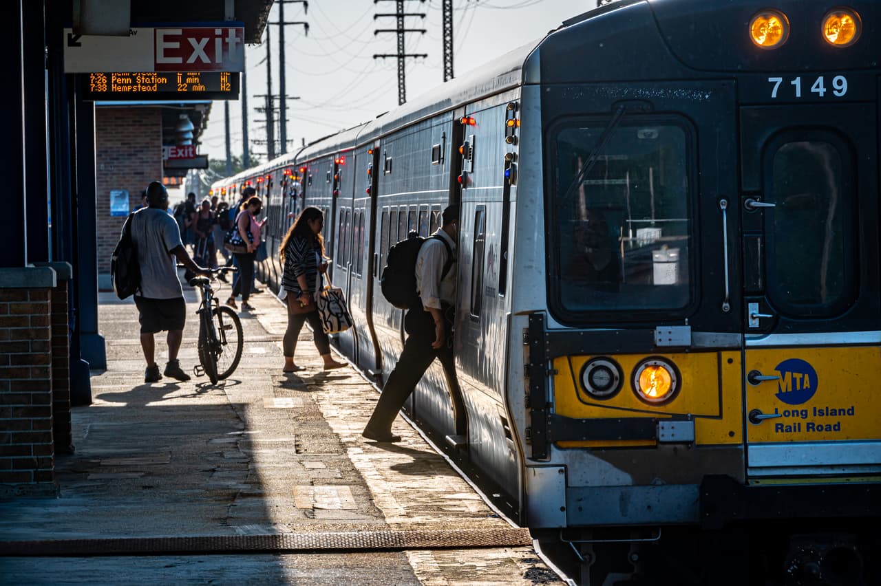 <b>LIRR y Metro-North: </b>Ambos ferrocarriles requieren del uso de mascarillas a sus pasajeros.