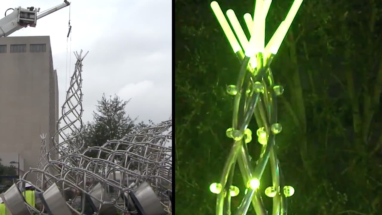 Los árboles cuentan con una integración de tecnología que crea un espectáculo multicolores a lo largo de dos millas del boulevard.
<br>
<br>